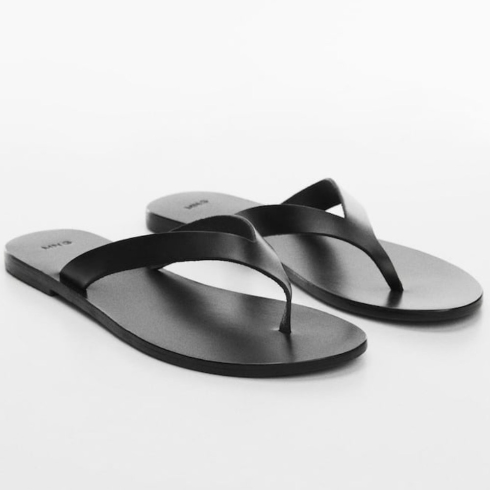 Leather sandals with straps